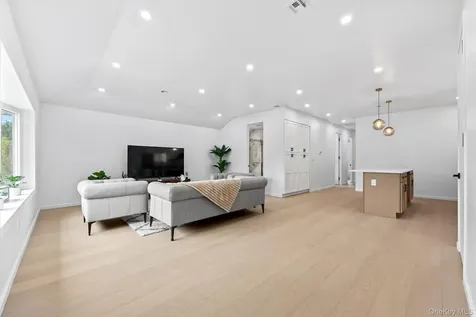 22659 76th Road Oakland Gardens NY 11364