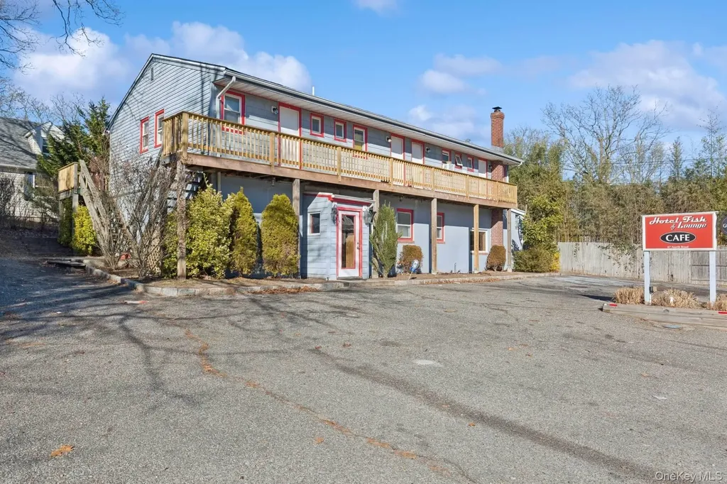 87 North Road Hampton Bays NY 11946