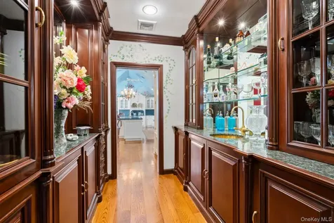 8 Stonegate Lane Old Brookville NY 11545