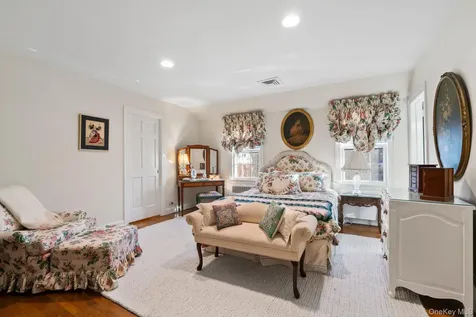 8 Stonegate Lane Old Brookville NY 11545