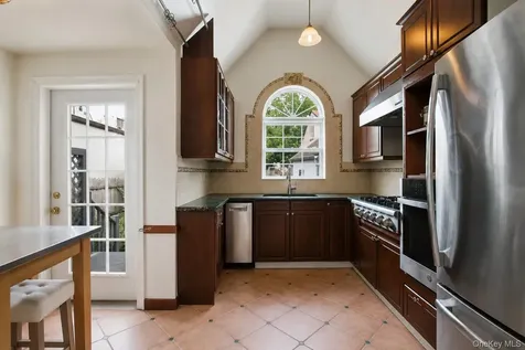 463 Beach Avenue Mamaroneck NY 10543