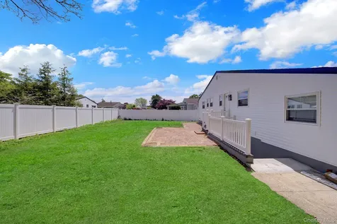 13 W 15th Street Deer Park NY 11729