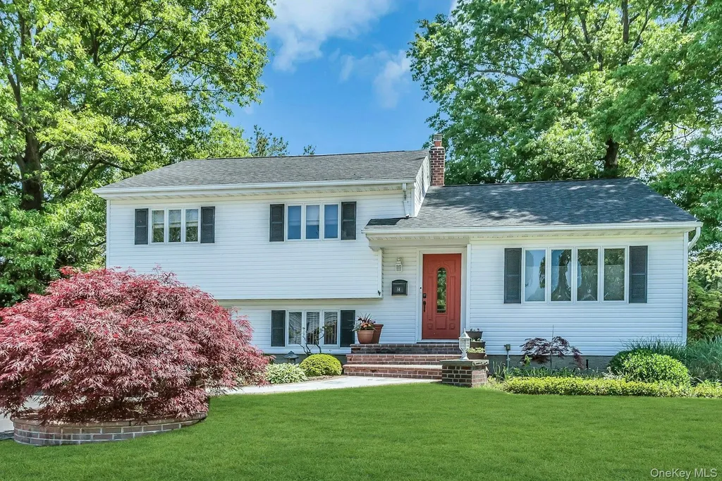 14 Radnor Court Hicksville NY 11801