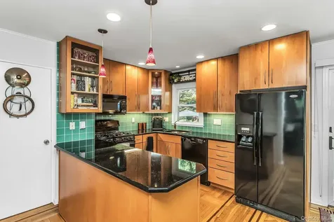 14 Radnor Court Hicksville NY 11801