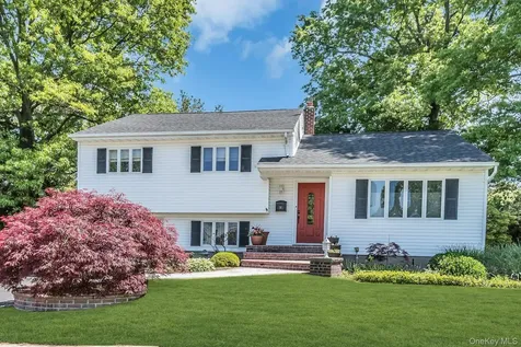 14 Radnor Court Hicksville NY 11801