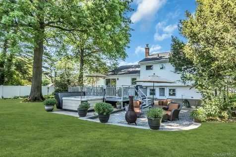 14 Radnor Court Hicksville NY 11801