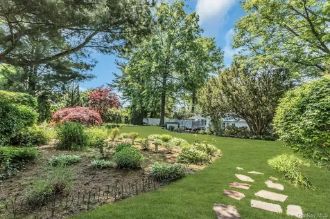 14 Radnor Court Hicksville NY 11801