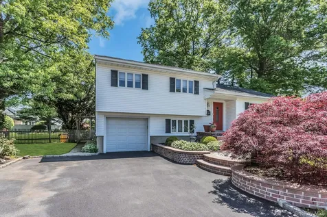 14 Radnor Court Hicksville NY 11801