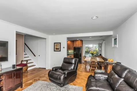 14 Radnor Court Hicksville NY 11801