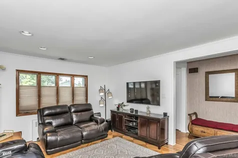 14 Radnor Court Hicksville NY 11801