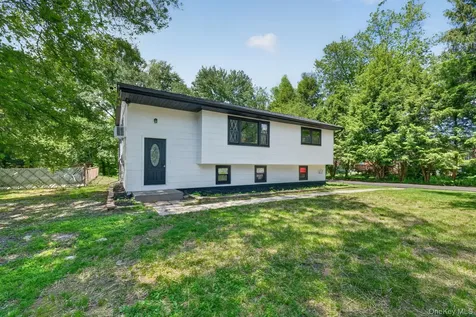 15 Whiteford Drive Pleasant Valley NY 12569