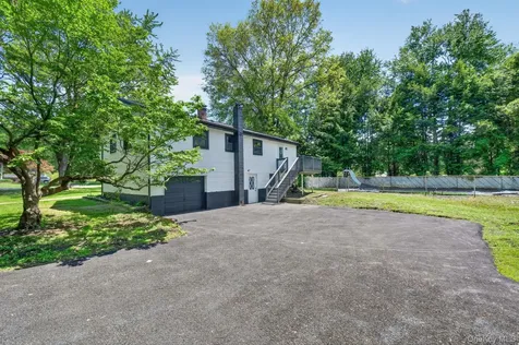 15 Whiteford Drive Pleasant Valley NY 12569