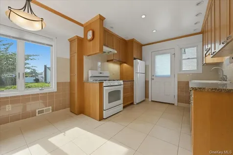 61 Hunter Lane Hicksville NY 11801