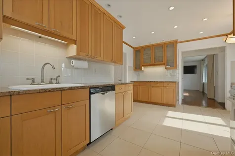 61 Hunter Lane Hicksville NY 11801