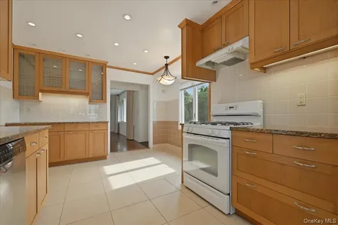 61 Hunter Lane Hicksville NY 11801