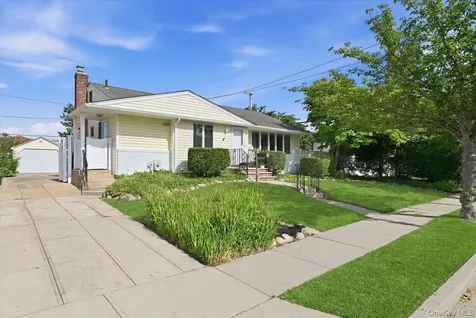 61 Hunter Lane Hicksville NY 11801