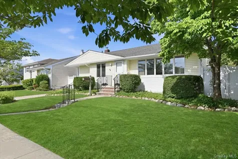 61 Hunter Lane Hicksville NY 11801