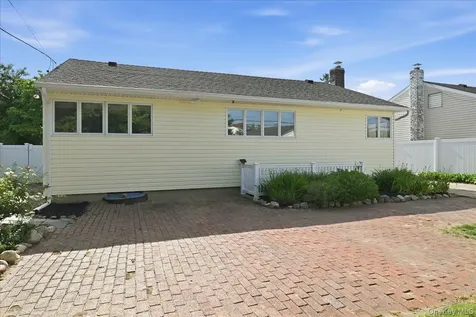 61 Hunter Lane Hicksville NY 11801