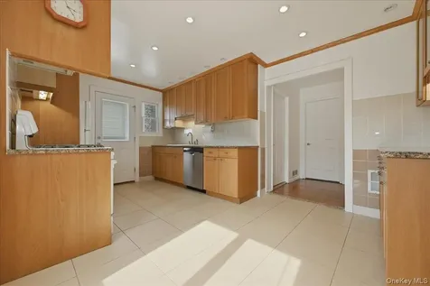 61 Hunter Lane Hicksville NY 11801