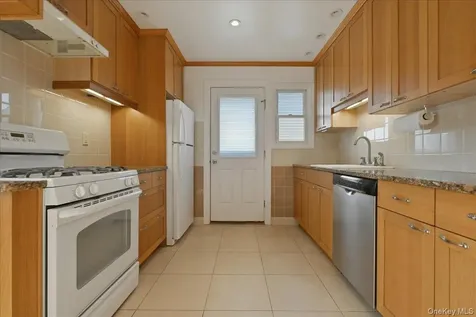 61 Hunter Lane Hicksville NY 11801