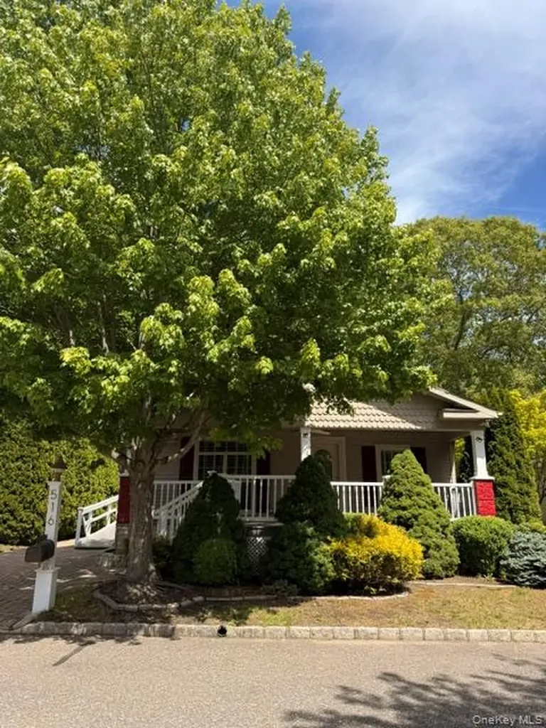 1661 Old Country Road Riverhead NY 11901