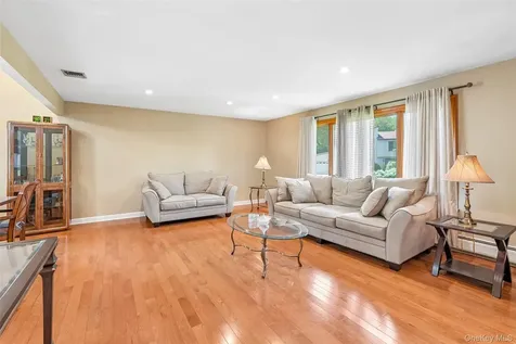 19 S Cranford Road Bardonia NY 10954
