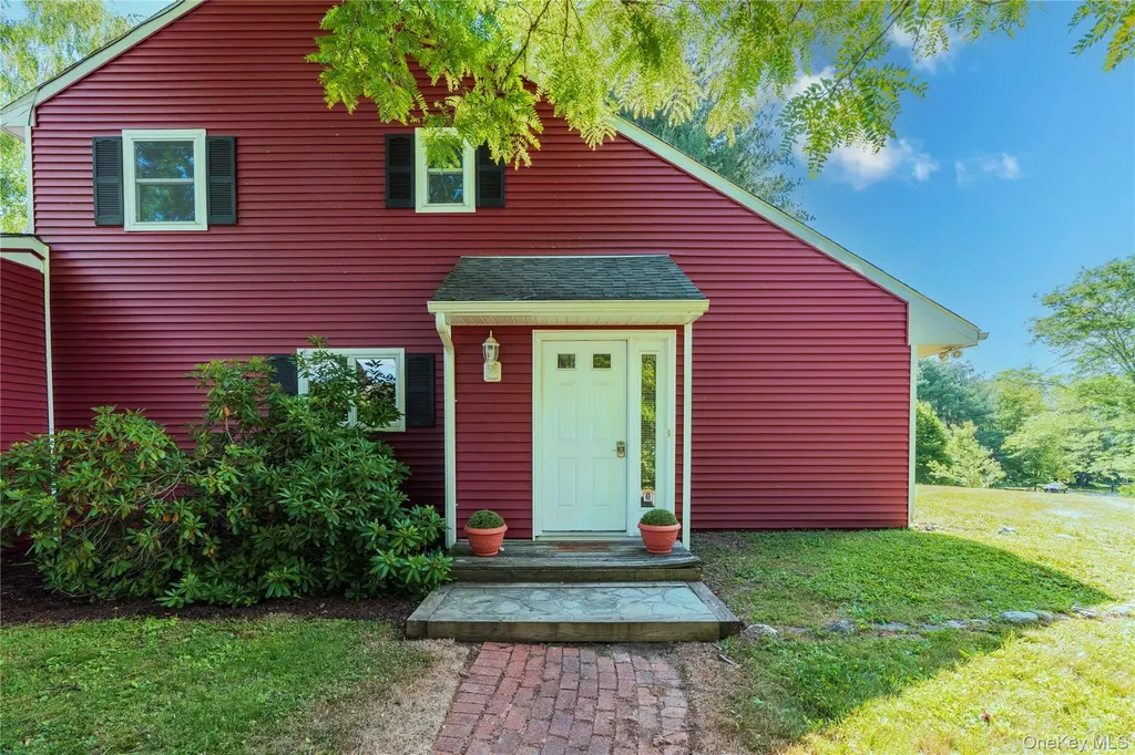 27 Goldfinch Drive Salt Point NY 12578