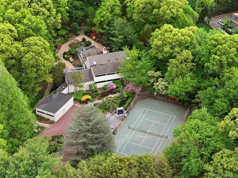 6 Deepwood Court Old Westbury NY 11568