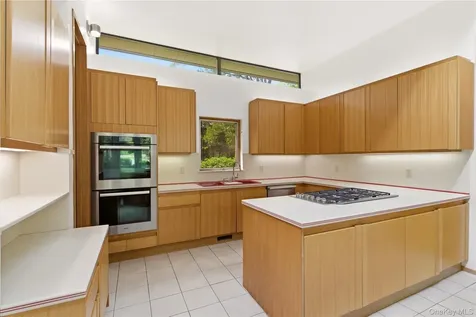 6 Deepwood Court Old Westbury NY 11568