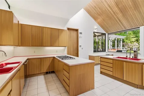 6 Deepwood Court Old Westbury NY 11568