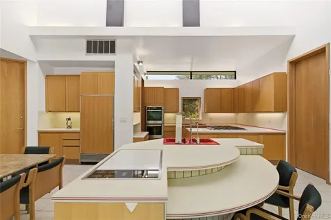 6 Deepwood Court Old Westbury NY 11568