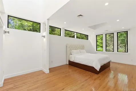 6 Deepwood Court Old Westbury NY 11568