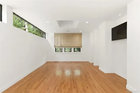 6 Deepwood Court Old Westbury NY 11568