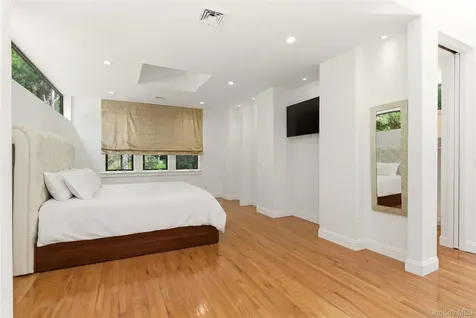 6 Deepwood Court Old Westbury NY 11568