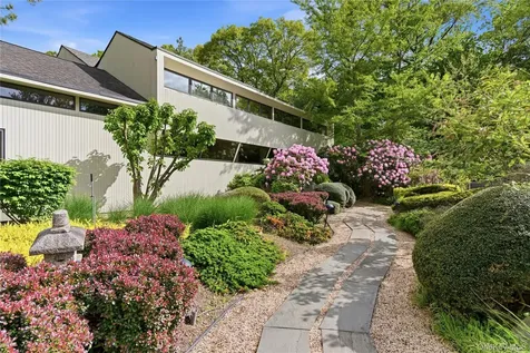 6 Deepwood Court Old Westbury NY 11568