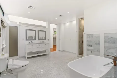 6 Deepwood Court Old Westbury NY 11568