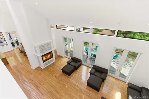6 Deepwood Court Old Westbury NY 11568