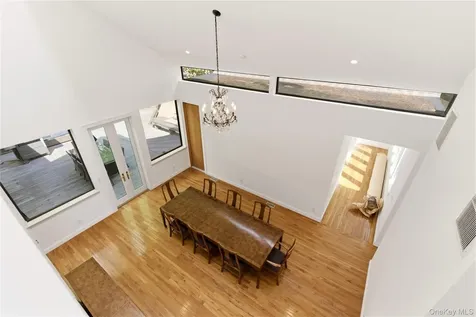6 Deepwood Court Old Westbury NY 11568