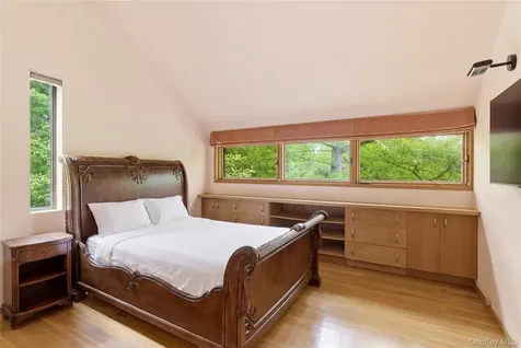 6 Deepwood Court Old Westbury NY 11568