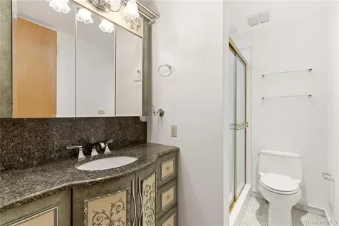 6 Deepwood Court Old Westbury NY 11568