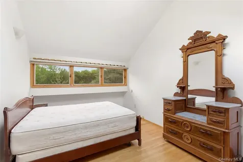 6 Deepwood Court Old Westbury NY 11568