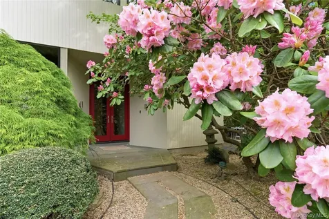 6 Deepwood Court Old Westbury NY 11568