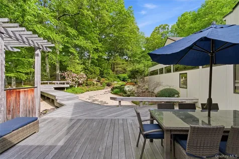 6 Deepwood Court Old Westbury NY 11568