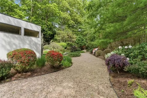 6 Deepwood Court Old Westbury NY 11568