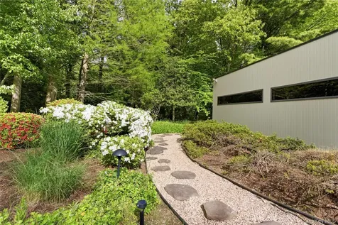 6 Deepwood Court Old Westbury NY 11568