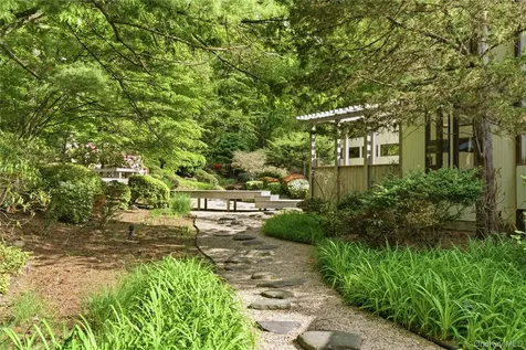 6 Deepwood Court Old Westbury NY 11568