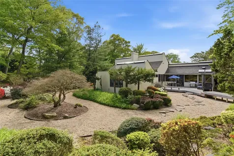 6 Deepwood Court Old Westbury NY 11568