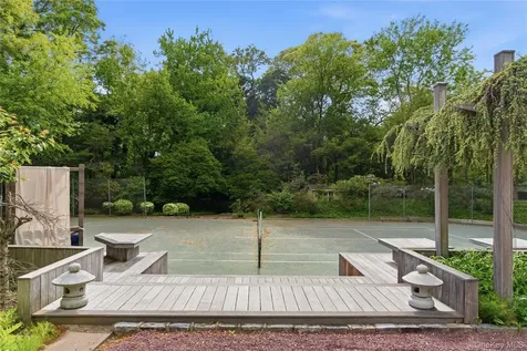 6 Deepwood Court Old Westbury NY 11568