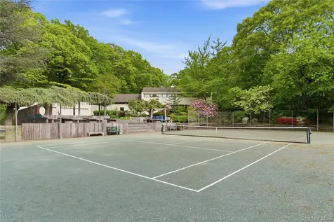 6 Deepwood Court Old Westbury NY 11568
