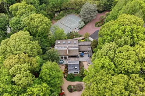6 Deepwood Court Old Westbury NY 11568